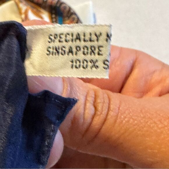 Vintage‎ Singapore Airlines 100% Silk Scarf - 33 inch Square - RARE! - Picture 3 of 5
